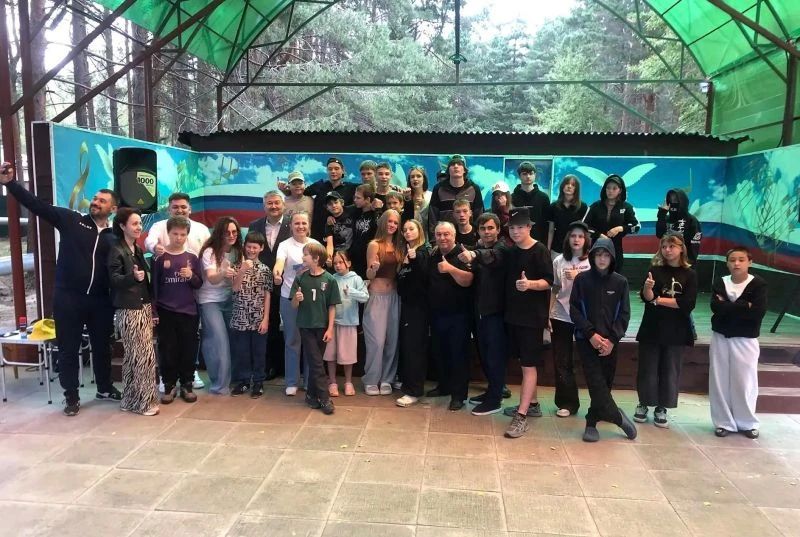 В День физкультурника ребят, проходящих летнюю оздоровительную смену на базе «Областного центра профилактики и реабилитации», посетил «десант стражей порядка» - представители органов внутренних дел, пропагандирующие... В День физкультурника ребят, проходящих летнюю оздоровительную смену на базе «Областного центра профилактики и реабилитации», посетил «десант стражей порядка» - представители органов внутренних дел, пропагандирующие...