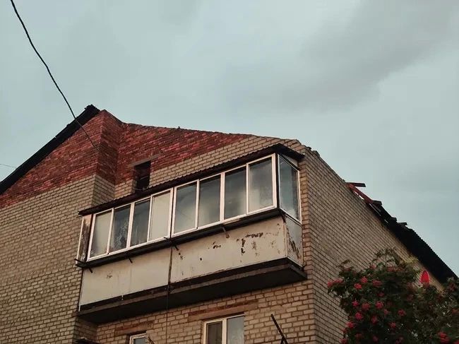 В Ялуторовске прошел ураган: в городе повалены деревья, сорваны крыши домов