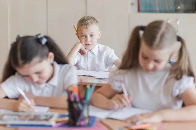 Форма, канцелярия, рюкзак и, конечно, букет любимому учителю – мы собрали места, где можно подготовиться к новому учебному году без сверхтрат: