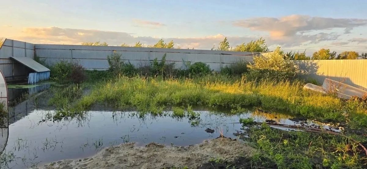 Вода продолжает наступать на участки и дома жителей села Якуши Вода продолжает наступать на участки и дома жителей села Якуши