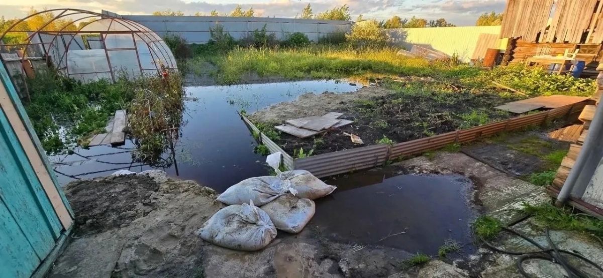 Вода продолжает наступать на участки и дома жителей села Якуши Вода продолжает наступать на участки и дома жителей села Якуши