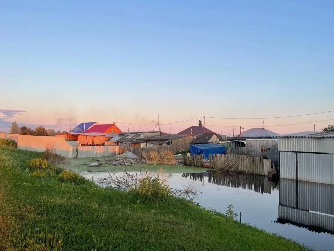 Вода продолжает наступать на участки и дома жителей села Якуши Вода продолжает наступать на участки и дома жителей села Якуши