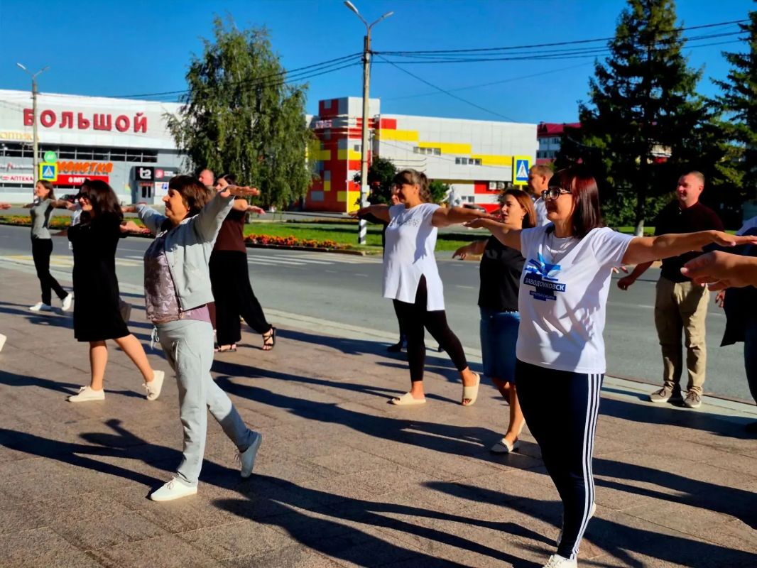 Сотрудники администрации Заводоуковского муниципального округа начали свой рабочий день с утренней зарядки Сотрудники администрации Заводоуковского муниципального округа начали свой рабочий день с утренней зарядки