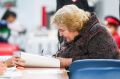 В дни голосования пожилым тюменцам помогут волонтеры на избирательном участке