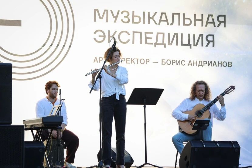 В минувший четверг, 13 августа, экопарк «Затюменский» на один вечер перестал быть просто местом для прогулок и превратился в концертную площадку под открытым небом В минувший четверг, 13 августа, экопарк «Затюменский» на один вечер перестал быть просто местом для прогулок и превратился в концертную площадку под открытым небом