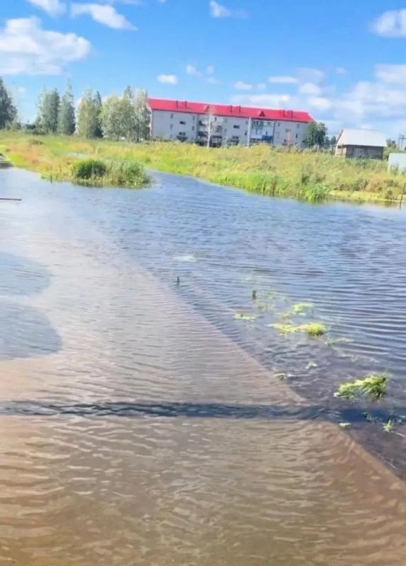 Село Каскара всё больше в воде, я писала пост в июле 2026 г, но бездействие властей привило к большему затоплению, техника работает с 27.07.26 по рабочему графику, хотя наши улицы ввели в режим ЧС, жители просили у местной... Село Каскара всё больше в воде, я писала пост в июле 2026 г, но бездействие властей привило к большему затоплению, техника работает с 27.07.26 по рабочему графику, хотя наши улицы ввели в режим ЧС, жители просили у местной...
