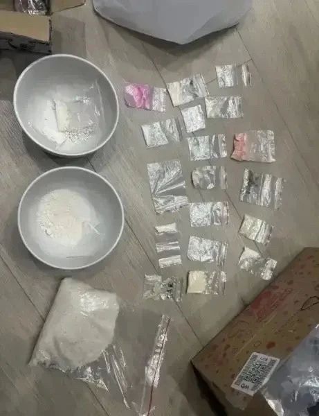В Тюмени на улице Профсоюзной полицейские задержали молодого человека, подозреваемого в распространении наркотиков