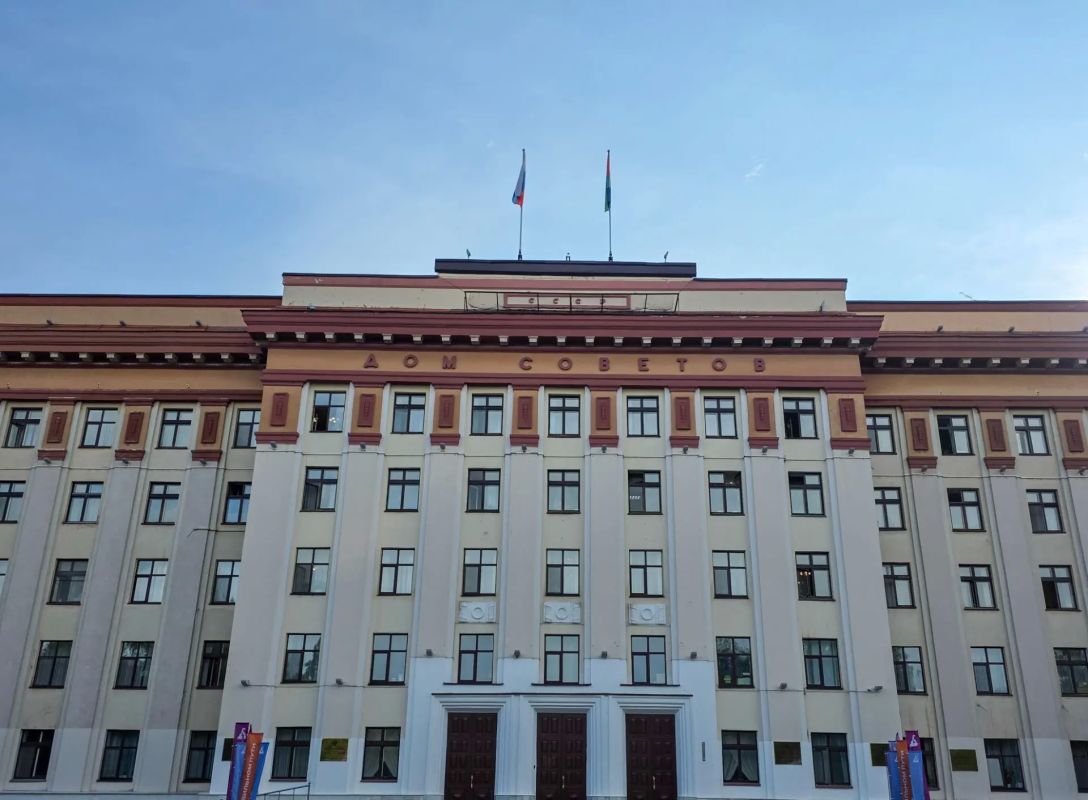 Председатель Тюменской областной Думы Фуат Сайфитдинов провел рабочее совещание с депутатами