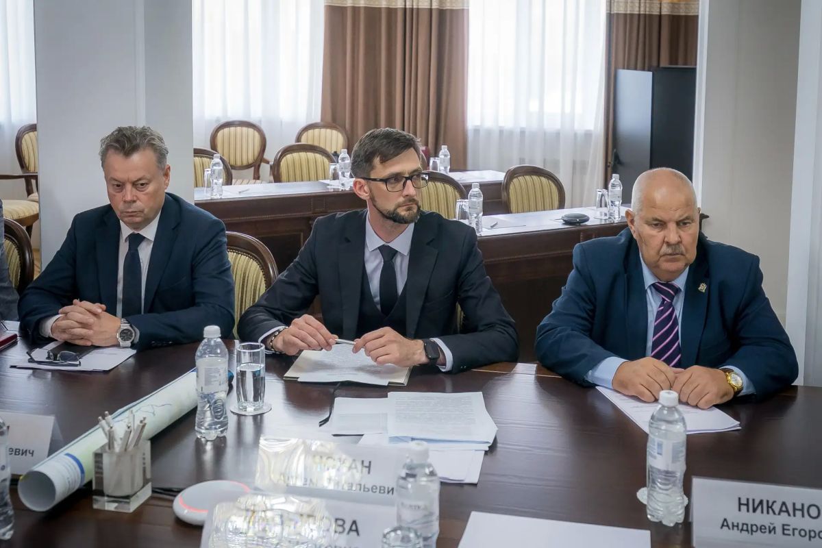 Руслан Кухарук: Провел внеочередное заседание Комиссии по обеспечению безопасности дорожного движения, в ходе которого обсудили меры по снижению уровня аварийности, профилактику детского дорожно-транспортного травматизма и... Руслан Кухарук: Провел внеочередное заседание Комиссии по обеспечению безопасности дорожного движения, в ходе которого обсудили меры по снижению уровня аварийности, профилактику детского дорожно-транспортного травматизма и...