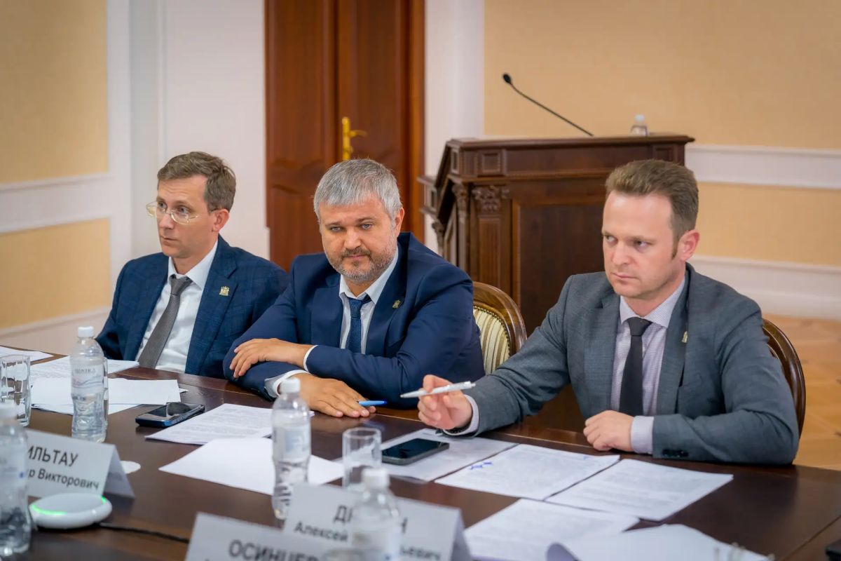 Руслан Кухарук: Провел внеочередное заседание Комиссии по обеспечению безопасности дорожного движения, в ходе которого обсудили меры по снижению уровня аварийности, профилактику детского дорожно-транспортного травматизма и... Руслан Кухарук: Провел внеочередное заседание Комиссии по обеспечению безопасности дорожного движения, в ходе которого обсудили меры по снижению уровня аварийности, профилактику детского дорожно-транспортного травматизма и...