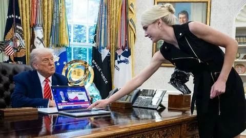 Олег Царёв: Фаворитка Трампа. «Пока моряки на «Линкольне» ведут его войну, пока он бесплодно истощает наши боеприпасы и нефтяные резервы, президент спит на своих совещаниях Олег Царёв: Фаворитка Трампа. «Пока моряки на «Линкольне» ведут его войну, пока он бесплодно истощает наши боеприпасы и нефтяные резервы, президент спит на своих совещаниях