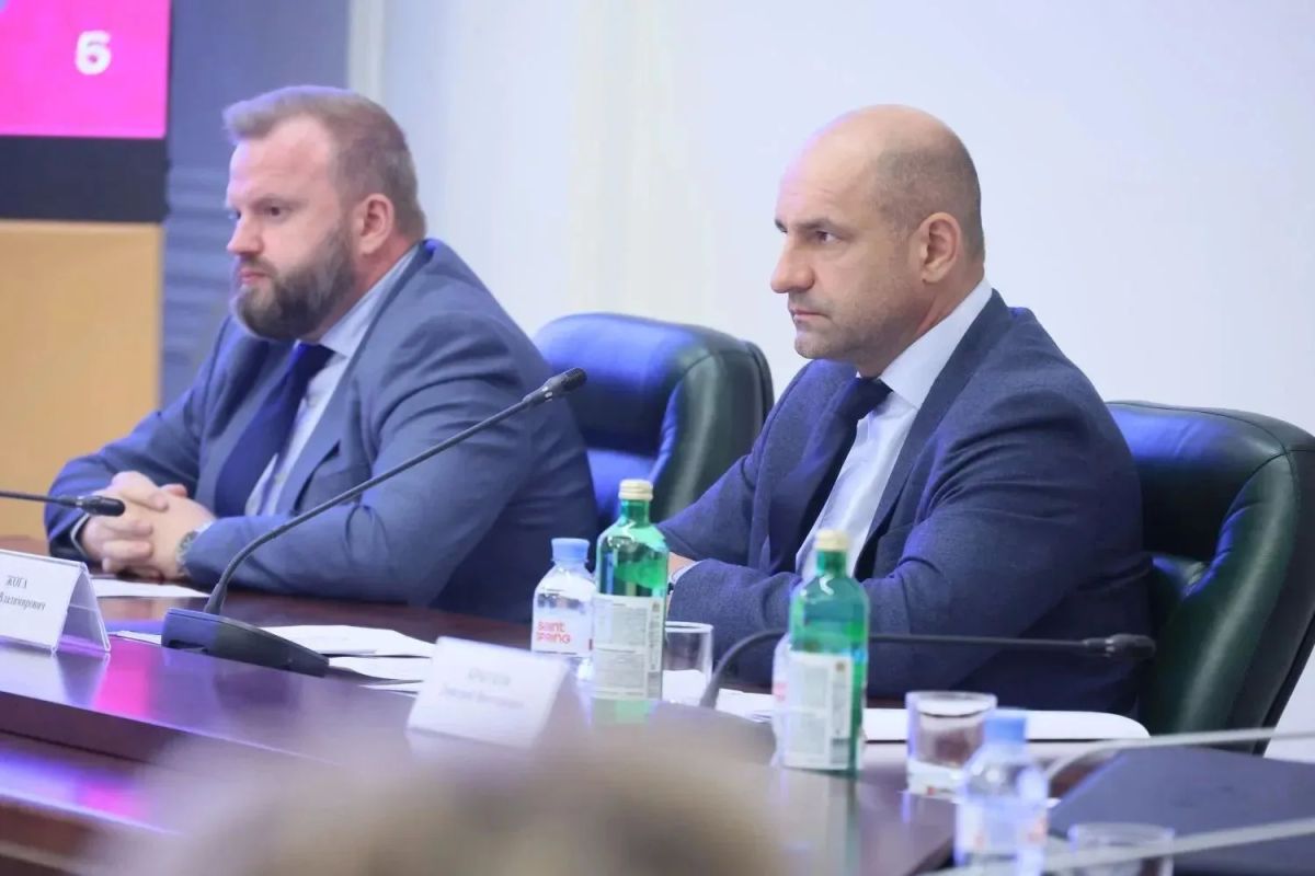 Руслан Кухарук: На Совете при полномочном представителе Президента РФ в Уральском федеральном округе обсудили ход подготовки к Единому дню голосования Руслан Кухарук: На Совете при полномочном представителе Президента РФ в Уральском федеральном округе обсудили ход подготовки к Единому дню голосования