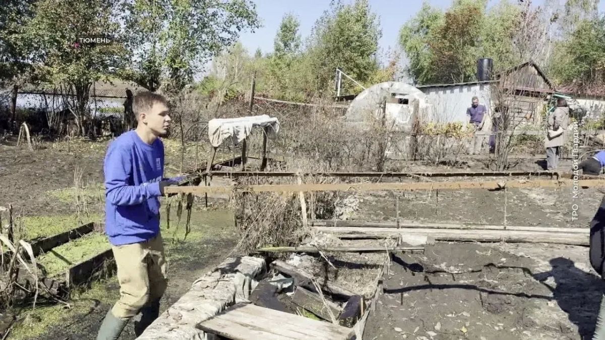 Волонтёры «Молодой Гвардии Единой России» помогают тюменцам ликвидировать последствия паводка