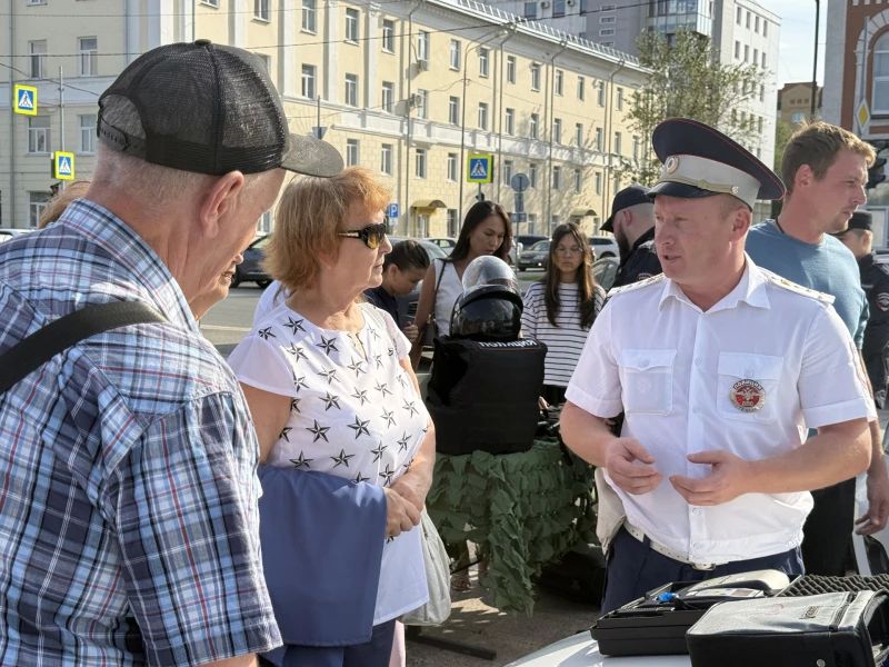 На Цветном бульваре города Тюмени прошел «Офицерский вальс» На Цветном бульваре города Тюмени прошел «Офицерский вальс»