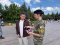 В Тюмени накануне Дня Государственного флага раздают ленточки-триколоры