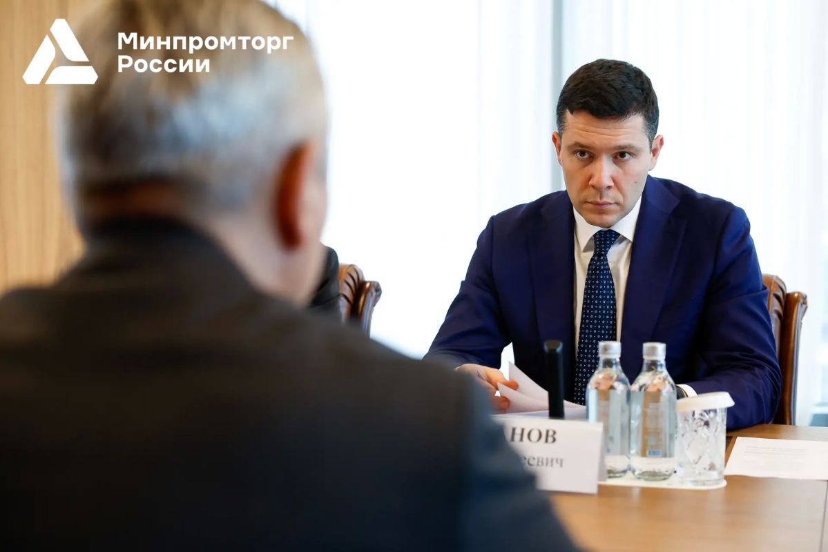 Антон Алиханов провел рабочую встречу с Александром Моором Антон Алиханов провел рабочую встречу с Александром Моором