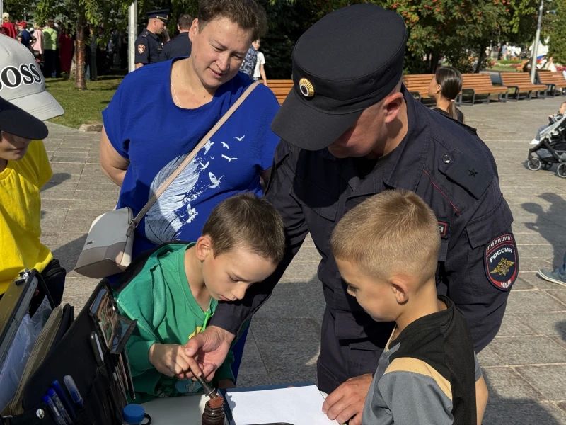На Цветном бульваре города Тюмени прошел «Офицерский вальс» На Цветном бульваре города Тюмени прошел «Офицерский вальс»