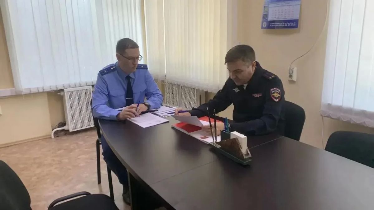 В ходе планового комплексного выезда сотрудников Управления Госавтоинспекции Тюменской области в г.Заводоуковск, заместитель начальника регионального ведомства Василий Ренцанов встретился с Главой Заводоуковского... В ходе планового комплексного выезда сотрудников Управления Госавтоинспекции Тюменской области в г.Заводоуковск, заместитель начальника регионального ведомства Василий Ренцанов встретился с Главой Заводоуковского...
