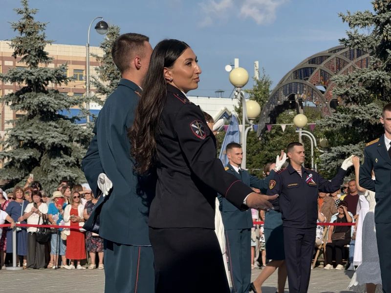 На Цветном бульваре города Тюмени прошел «Офицерский вальс» На Цветном бульваре города Тюмени прошел «Офицерский вальс»