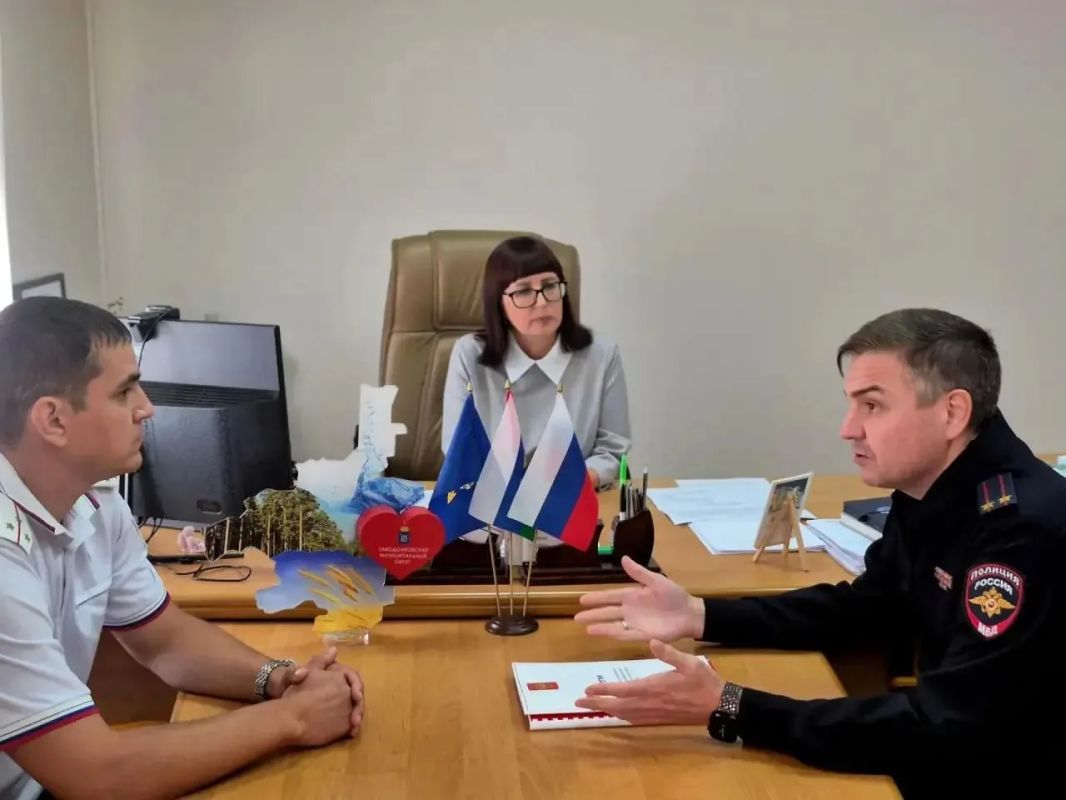 В ходе планового комплексного выезда сотрудников Управления Госавтоинспекции Тюменской области в г.Заводоуковск, заместитель начальника регионального ведомства Василий Ренцанов встретился с Главой Заводоуковского... В ходе планового комплексного выезда сотрудников Управления Госавтоинспекции Тюменской области в г.Заводоуковск, заместитель начальника регионального ведомства Василий Ренцанов встретился с Главой Заводоуковского...