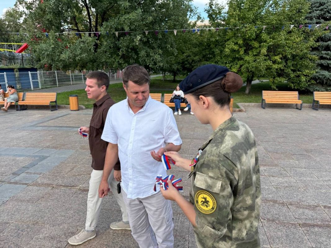 В Тюмени накануне Дня Государственного флага раздают ленточки-триколоры В Тюмени накануне Дня Государственного флага раздают ленточки-триколоры