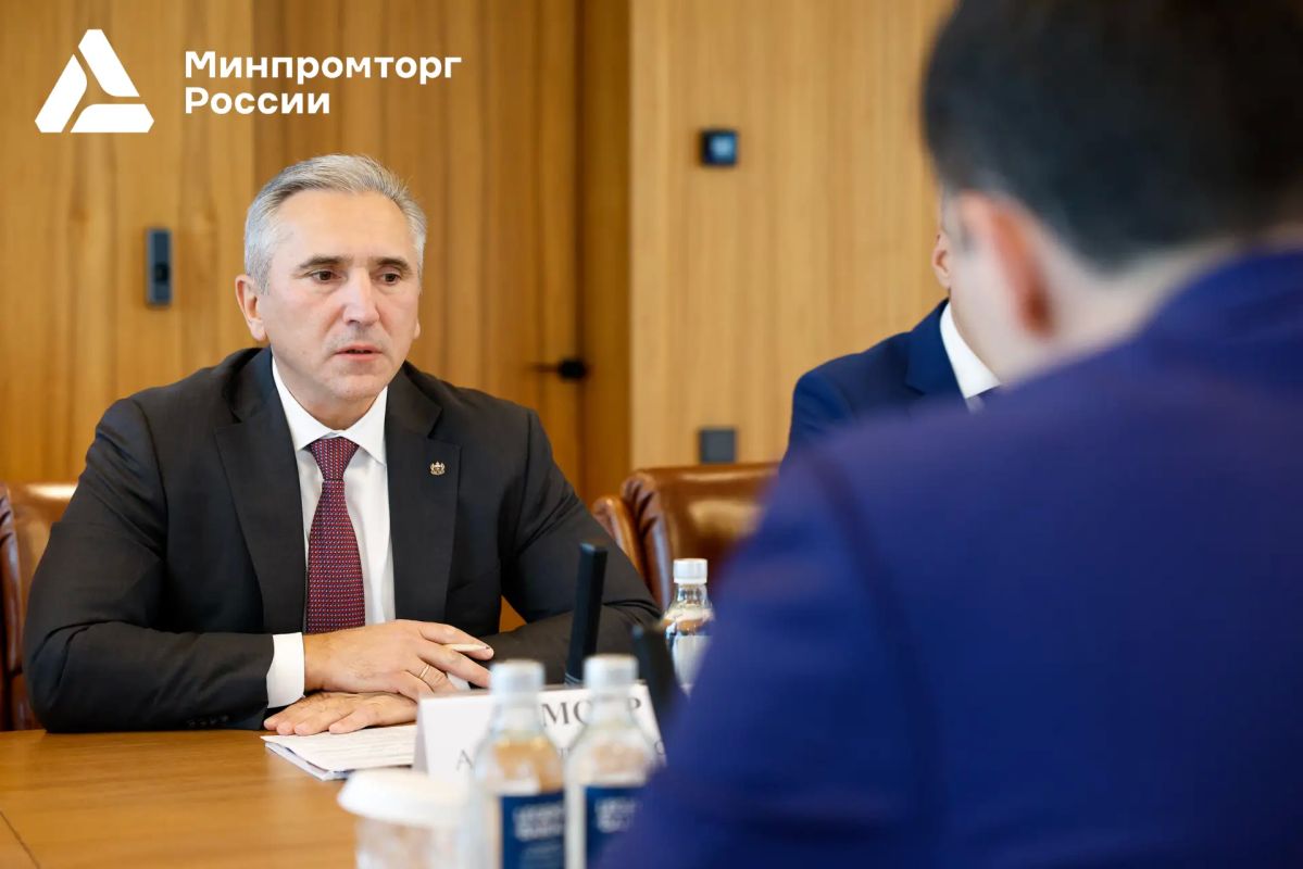 Антон Алиханов провел рабочую встречу с Александром Моором Антон Алиханов провел рабочую встречу с Александром Моором
