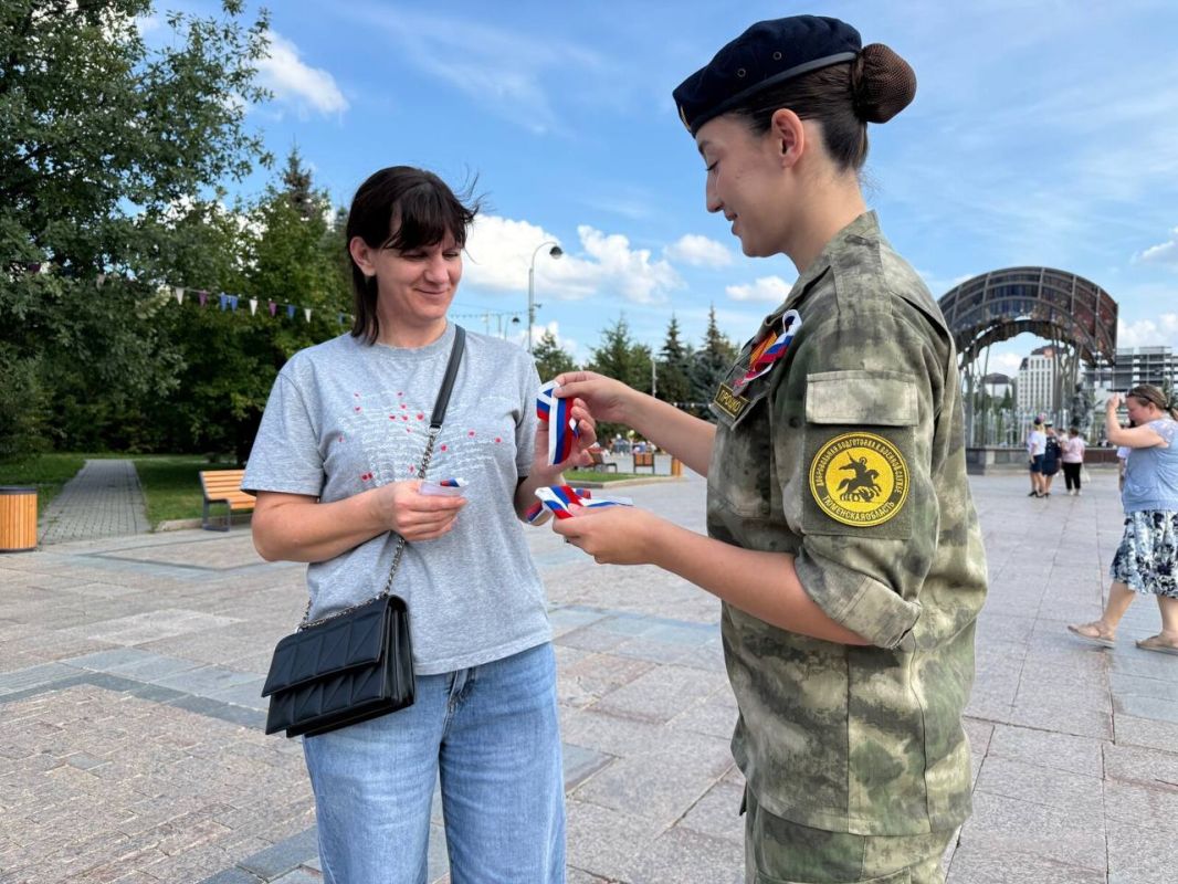 В Тюмени накануне Дня Государственного флага раздают ленточки-триколоры В Тюмени накануне Дня Государственного флага раздают ленточки-триколоры