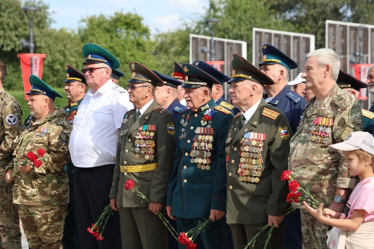 Максим Афанасьев: Сегодня у мемориала «Вечный огонь» состоялся митинг, посвящённый Дню офицера России