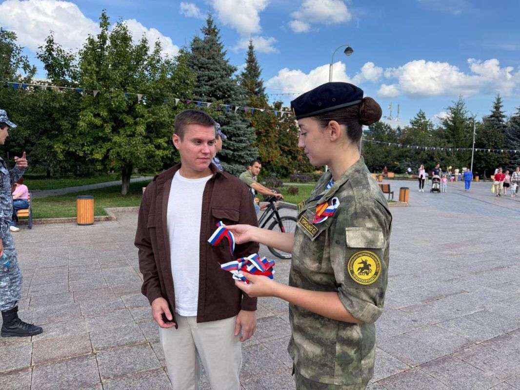 В Тюмени накануне Дня Государственного флага раздают ленточки-триколоры