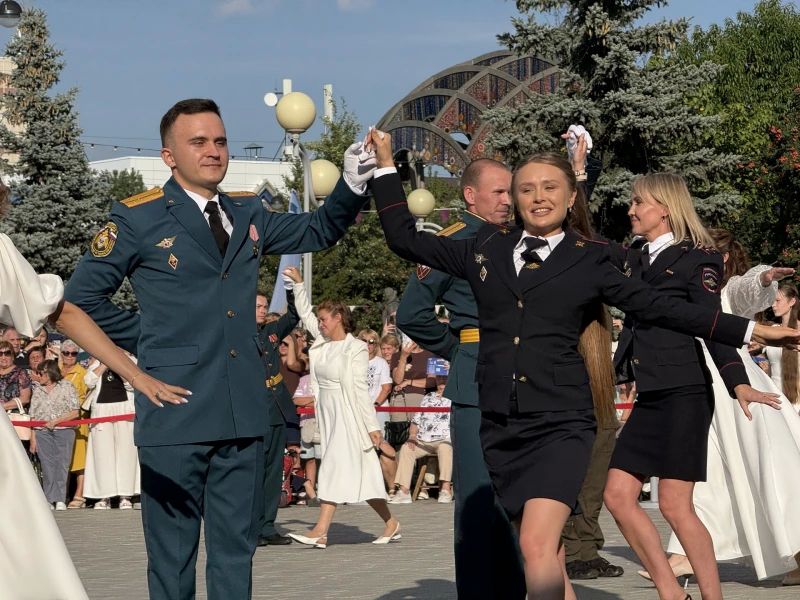 На Цветном бульваре города Тюмени прошел «Офицерский вальс» На Цветном бульваре города Тюмени прошел «Офицерский вальс»