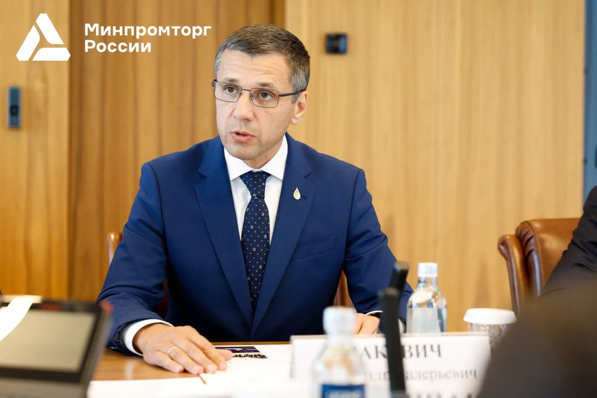 Антон Алиханов провел рабочую встречу с Александром Моором Антон Алиханов провел рабочую встречу с Александром Моором