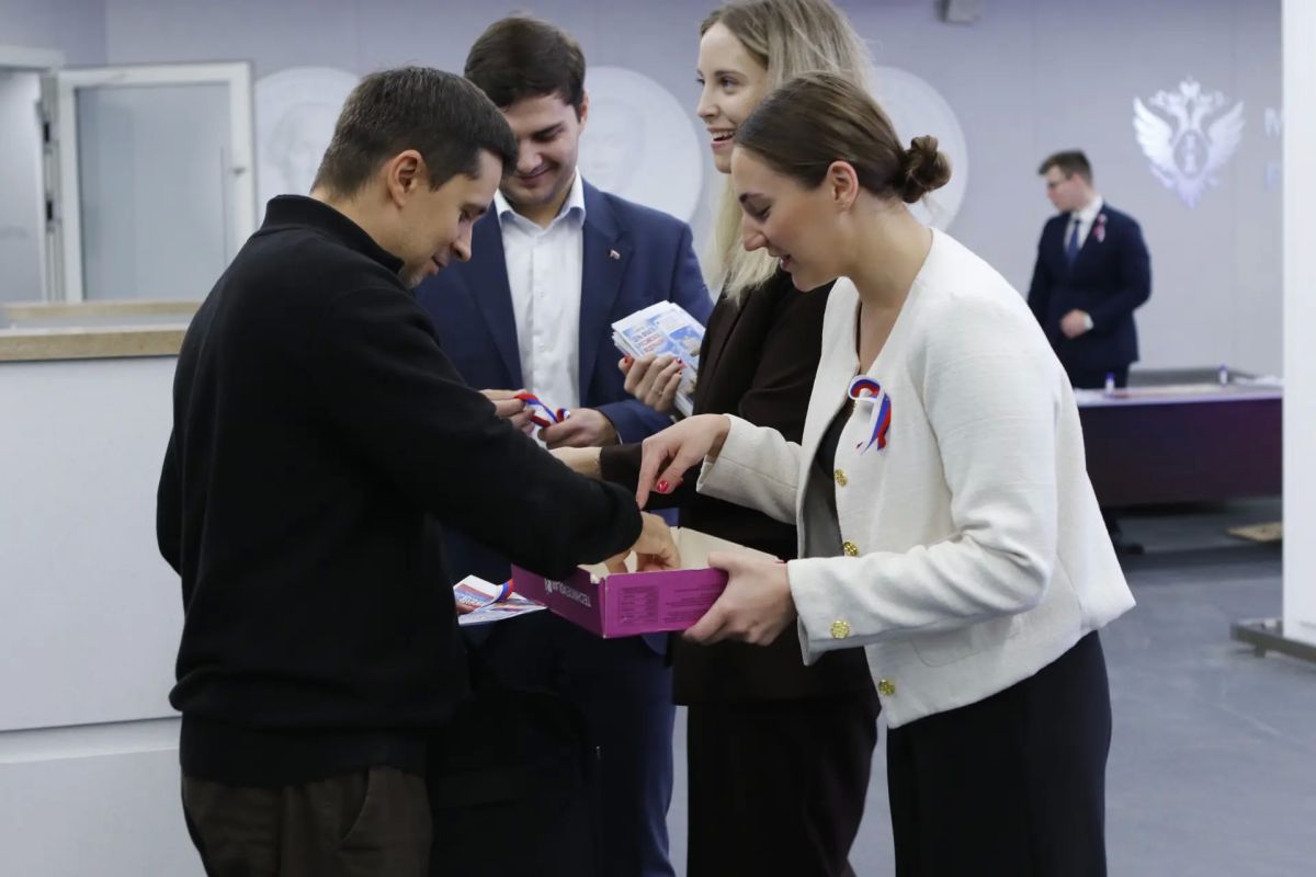 В преддверии Дня Государственного флага Российской Федерации проходят праздничные мероприятия по всей стране В преддверии Дня Государственного флага Российской Федерации проходят праздничные мероприятия по всей стране