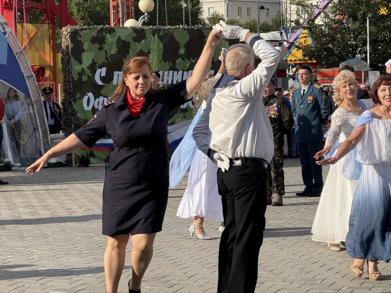 На Цветном бульваре города Тюмени прошел «Офицерский вальс» На Цветном бульваре города Тюмени прошел «Офицерский вальс»