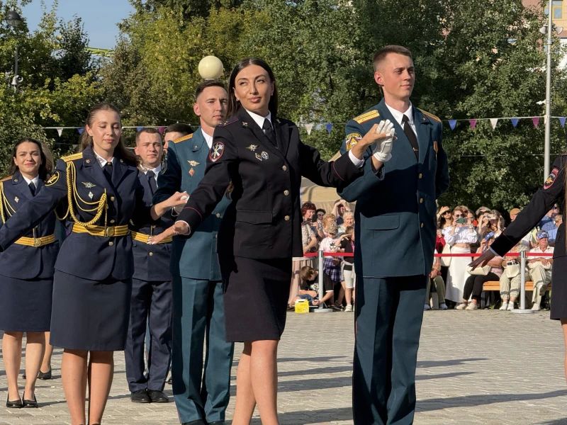 На Цветном бульваре города Тюмени прошел «Офицерский вальс» На Цветном бульваре города Тюмени прошел «Офицерский вальс»
