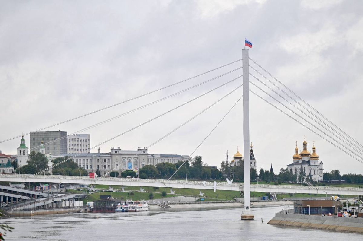 Александр Моор: В День флага в Тюмени есть добрая традиция – водружать триколор на мост Влюблённых
