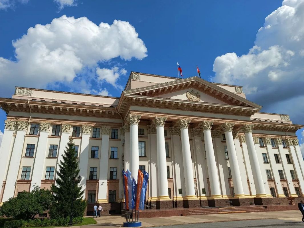 Губернатор Тюменской области Александр Моор обратился к землякам в День Государственного флага России