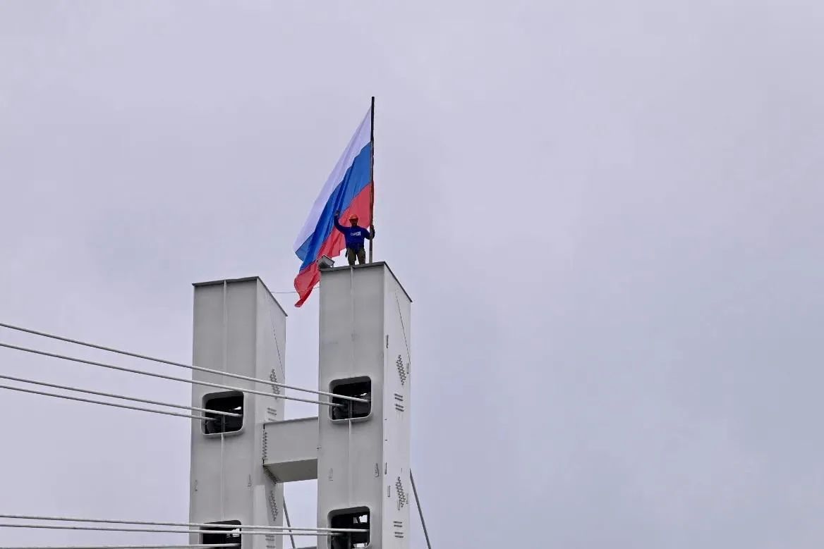 В День государственного флага губернатор Александр Моор поблагодарил тюменцев за уважение к триколору и активистов «Молодой гвардии Единой России» - за важную патриотическую инициативу В День государственного флага губернатор Александр Моор поблагодарил тюменцев за уважение к триколору и активистов «Молодой гвардии Единой России» - за важную патриотическую инициативу