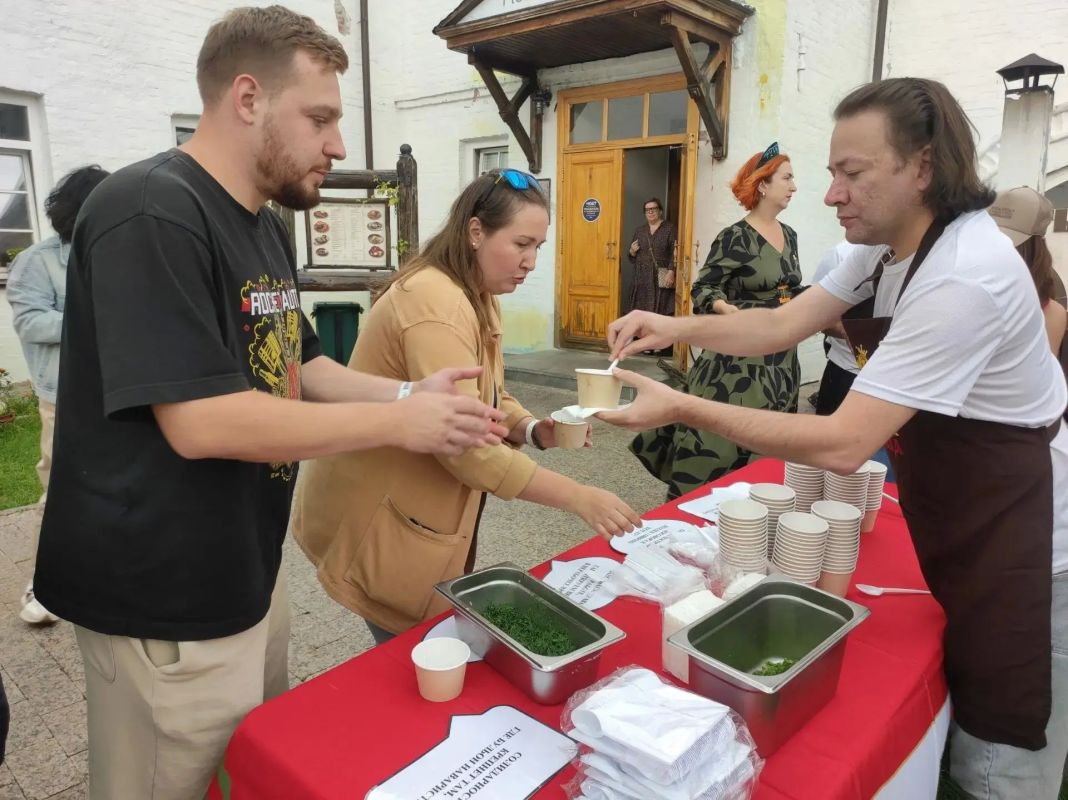 Прямо сейчас в Гостином дворе идёт презентация участников «Рыбных недель» фестиваля «Уха-Царица»! Прямо сейчас в Гостином дворе идёт презентация участников «Рыбных недель» фестиваля «Уха-Царица»!