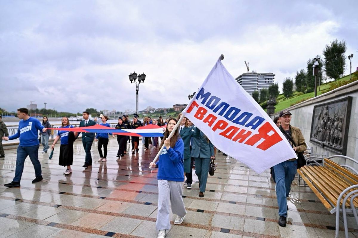 Александр Моор: В День флага в Тюмени есть добрая традиция – водружать триколор на мост Влюблённых Александр Моор: В День флага в Тюмени есть добрая традиция – водружать триколор на мост Влюблённых