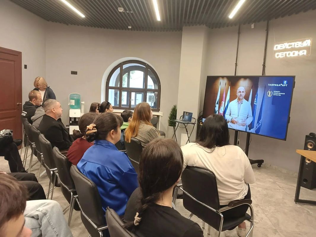 Коллективный просмотр онлайн-встречи «Патриоты России» прошел в молодежной резиденции «Башня» в Тюмени