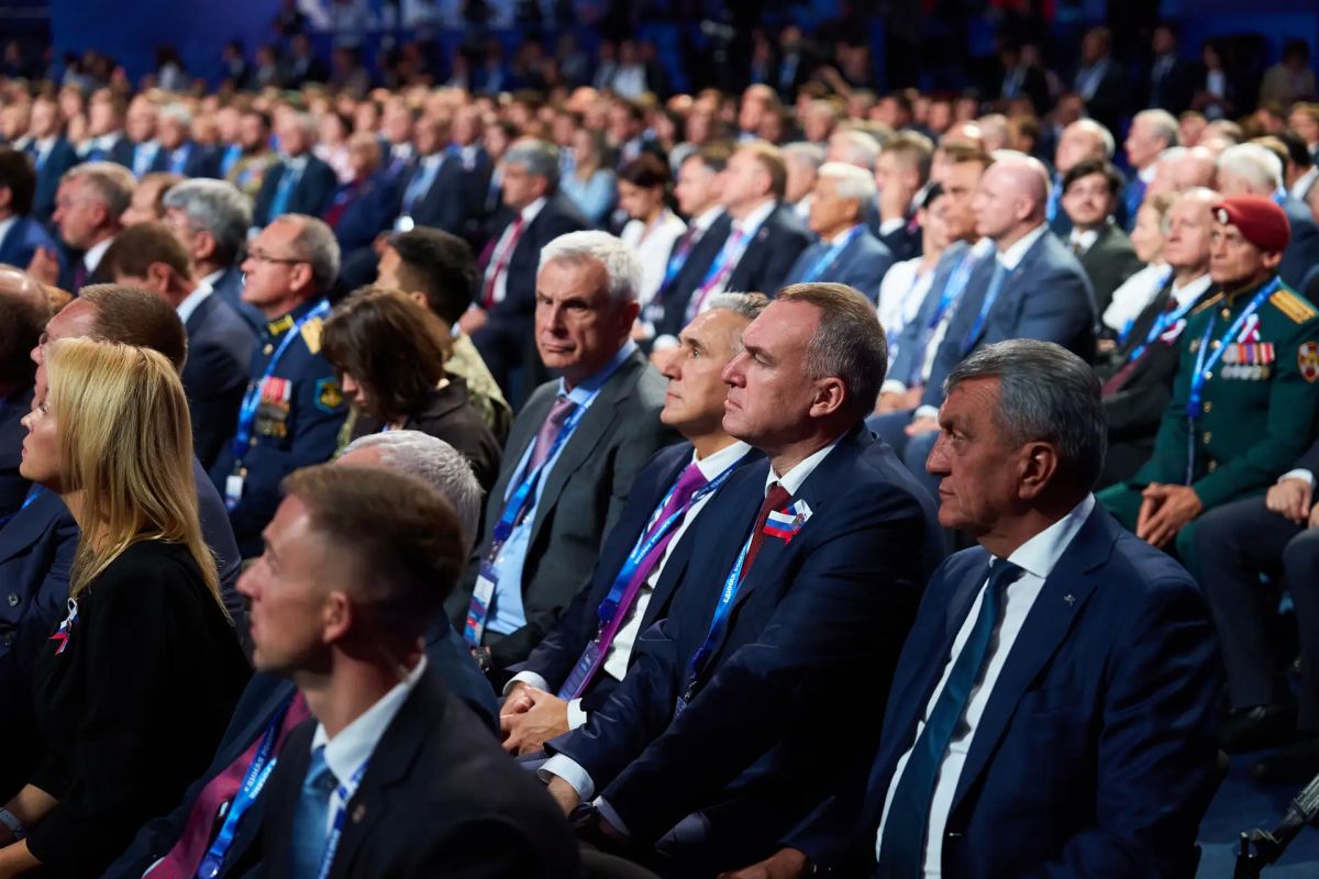 Руслан Кухарук: В День Государственного флага РФ на пленарном заседании XXIII Съезда «Единой России» делегация Югры вместе с партийцами со всей страны приняла новую Народную программу 2.0 – план работы партии на ближайшие... Руслан Кухарук: В День Государственного флага РФ на пленарном заседании XXIII Съезда «Единой России» делегация Югры вместе с партийцами со всей страны приняла новую Народную программу 2.0 – план работы партии на ближайшие...