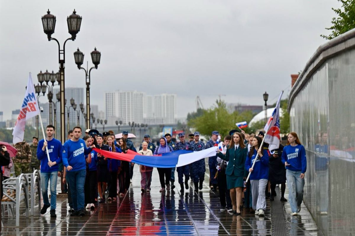 Александр Моор: В День флага в Тюмени есть добрая традиция – водружать триколор на мост Влюблённых Александр Моор: В День флага в Тюмени есть добрая традиция – водружать триколор на мост Влюблённых
