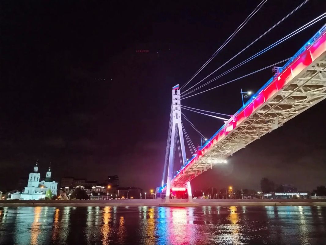 Великолепный вид на Мост Влюблённых этим вечером! В честь Дня государственного флага сегодня он сияет в цветах триколора Великолепный вид на Мост Влюблённых этим вечером! В честь Дня государственного флага сегодня он сияет в цветах триколора