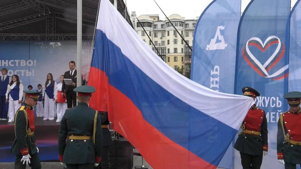Тюменцы вместе отмечают День государственного флага РФ Тюменцы вместе отмечают День государственного флага РФ
