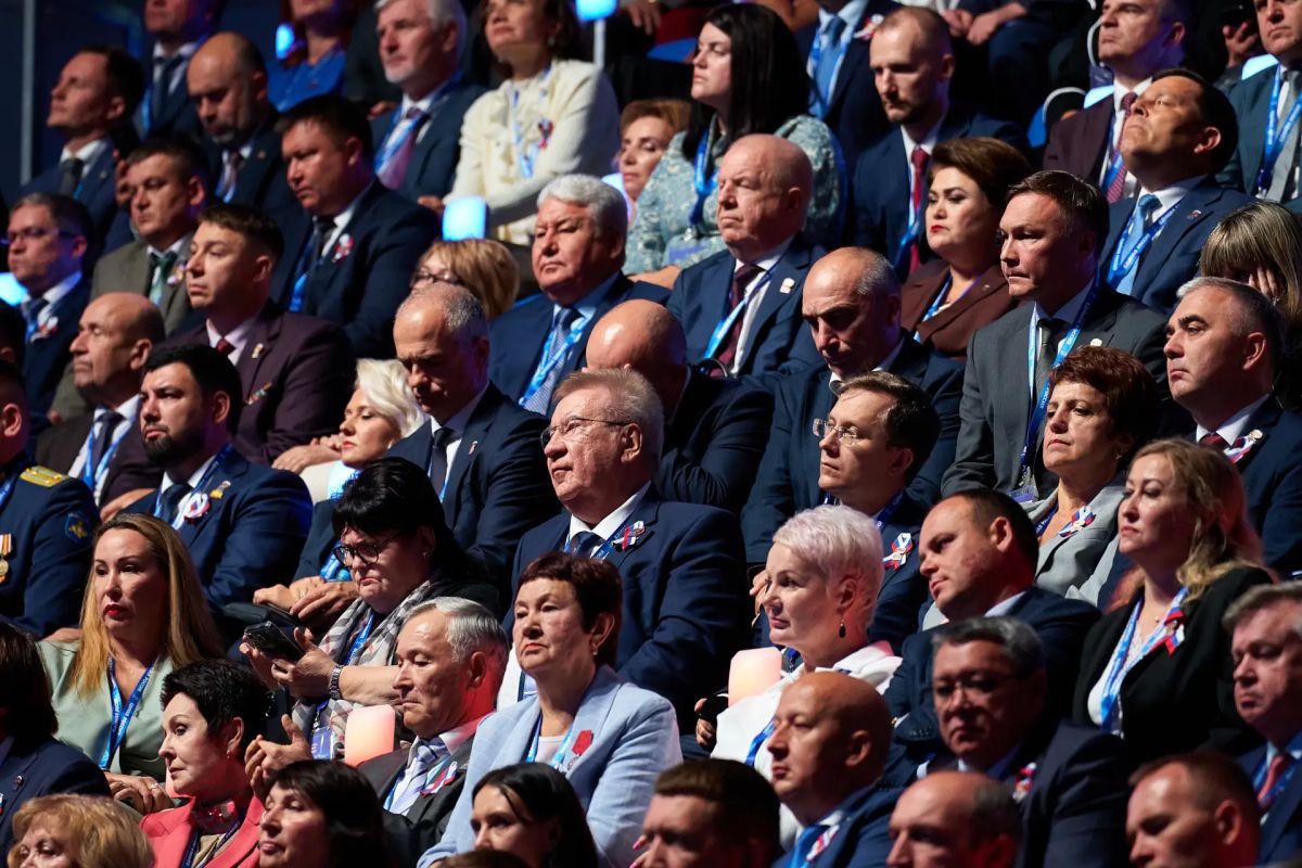 Руслан Кухарук: В День Государственного флага РФ на пленарном заседании XXIII Съезда «Единой России» делегация Югры вместе с партийцами со всей страны приняла новую Народную программу 2.0 – план работы партии на ближайшие... Руслан Кухарук: В День Государственного флага РФ на пленарном заседании XXIII Съезда «Единой России» делегация Югры вместе с партийцами со всей страны приняла новую Народную программу 2.0 – план работы партии на ближайшие...
