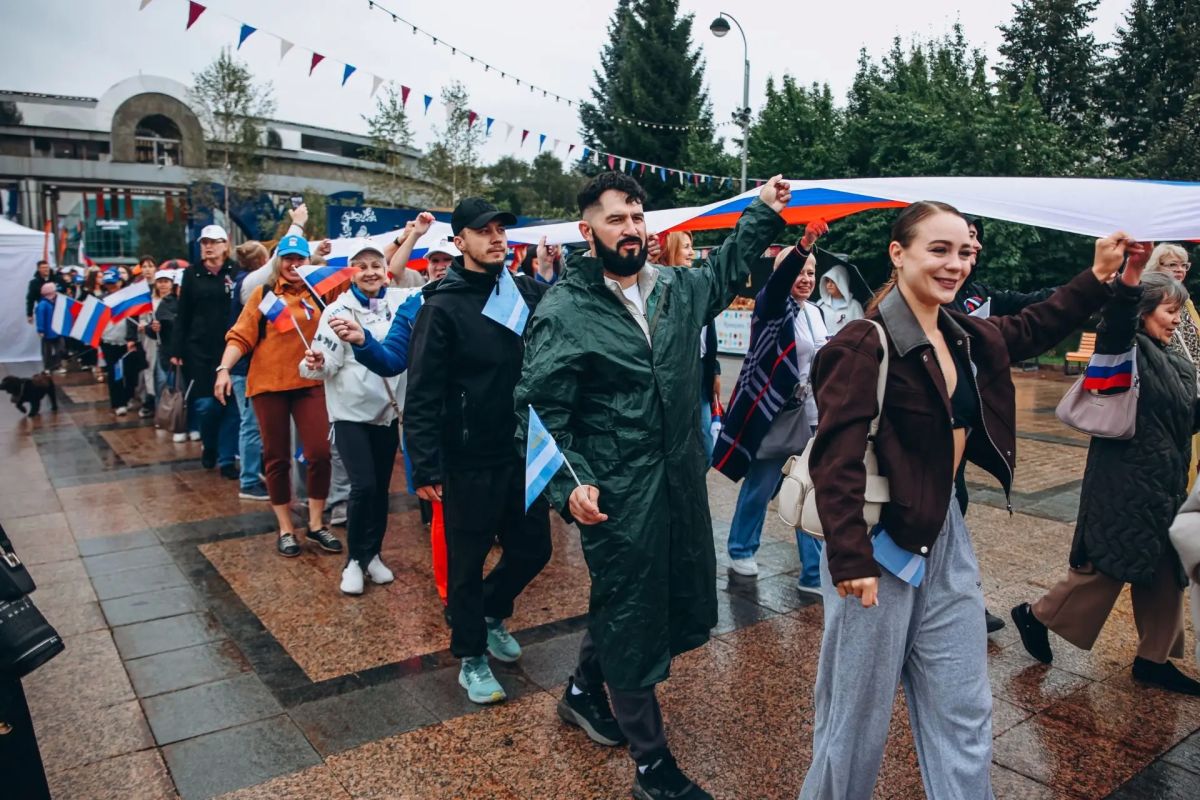 Максим Афанасьев: Сегодня мы отмечаем важный праздник – День Государственного флага нашей великой страны! Этот день стал особенным не только благодаря торжественным мероприятиям, но, прежде всего, потому, что сегодня люди... Максим Афанасьев: Сегодня мы отмечаем важный праздник – День Государственного флага нашей великой страны! Этот день стал особенным не только благодаря торжественным мероприятиям, но, прежде всего, потому, что сегодня люди...