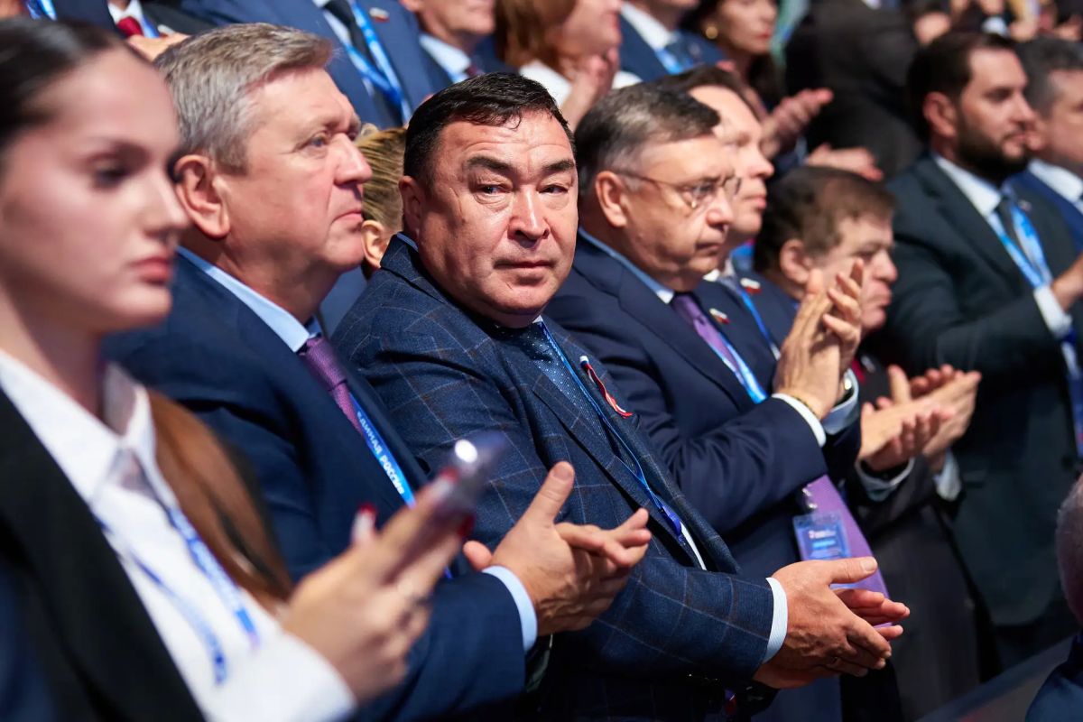 Руслан Кухарук: В День Государственного флага РФ на пленарном заседании XXIII Съезда «Единой России» делегация Югры вместе с партийцами со всей страны приняла новую Народную программу 2.0 – план работы партии на ближайшие... Руслан Кухарук: В День Государственного флага РФ на пленарном заседании XXIII Съезда «Единой России» делегация Югры вместе с партийцами со всей страны приняла новую Народную программу 2.0 – план работы партии на ближайшие...
