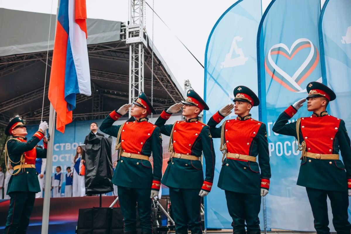 Максим Афанасьев: Сегодня мы отмечаем важный праздник – День Государственного флага нашей великой страны! Этот день стал особенным не только благодаря торжественным мероприятиям, но, прежде всего, потому, что сегодня люди... Максим Афанасьев: Сегодня мы отмечаем важный праздник – День Государственного флага нашей великой страны! Этот день стал особенным не только благодаря торжественным мероприятиям, но, прежде всего, потому, что сегодня люди...