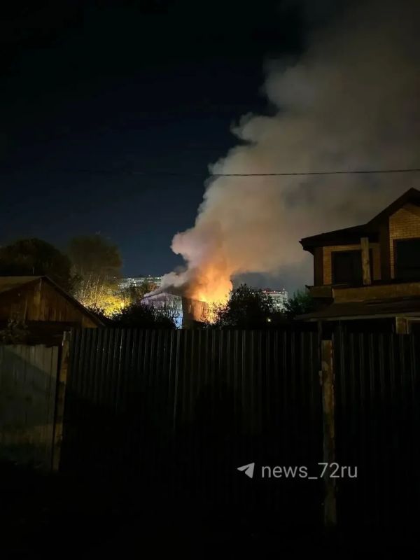 В Тюмени ночью потушили пожар в частном секторе