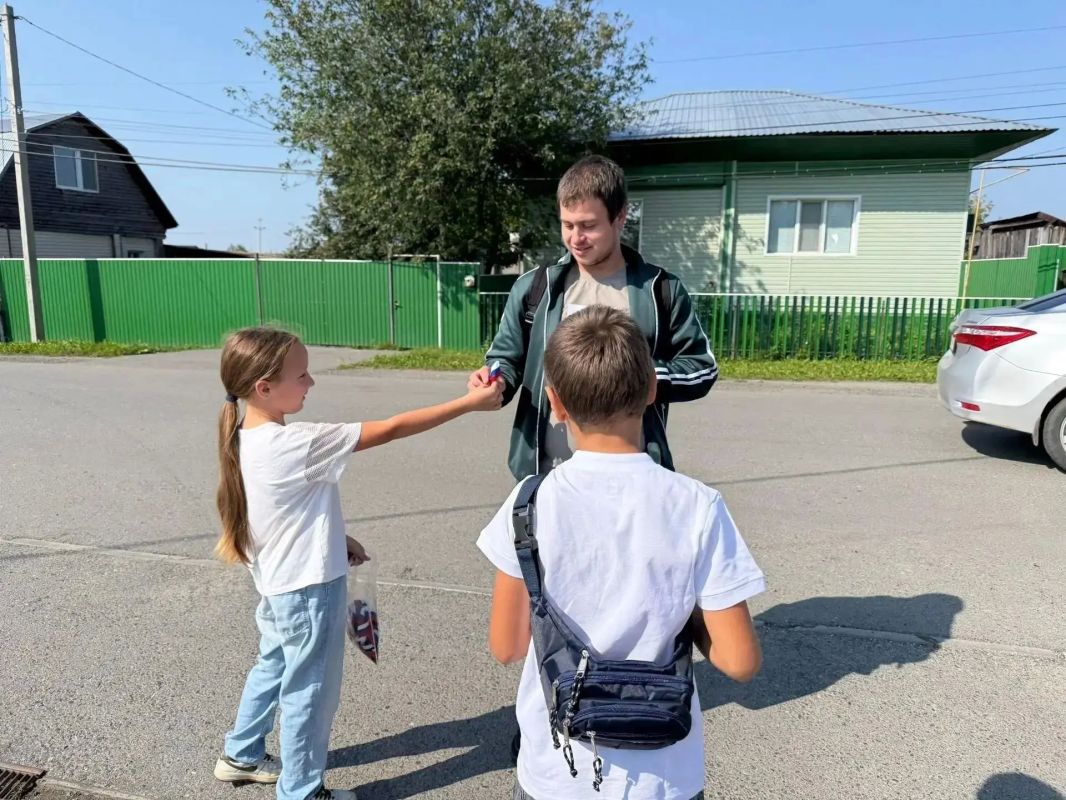 Юные волонтёры Аромашевского округа приняли участие в акции «Российский триколор»
